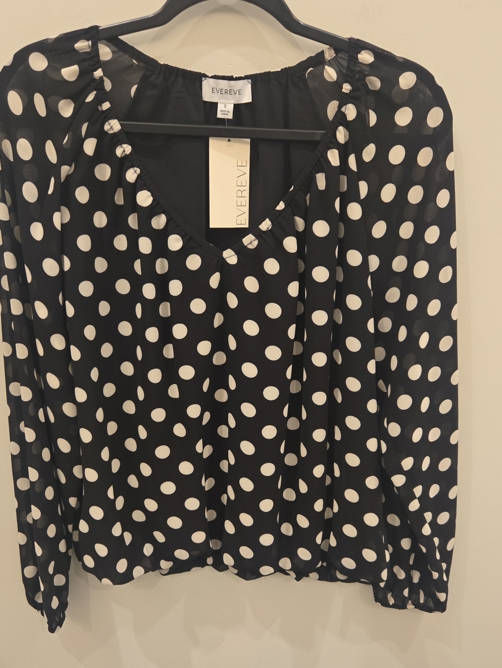 NWT Evereve Black & White Polka Dot V-Neck Blouse. Size Small.